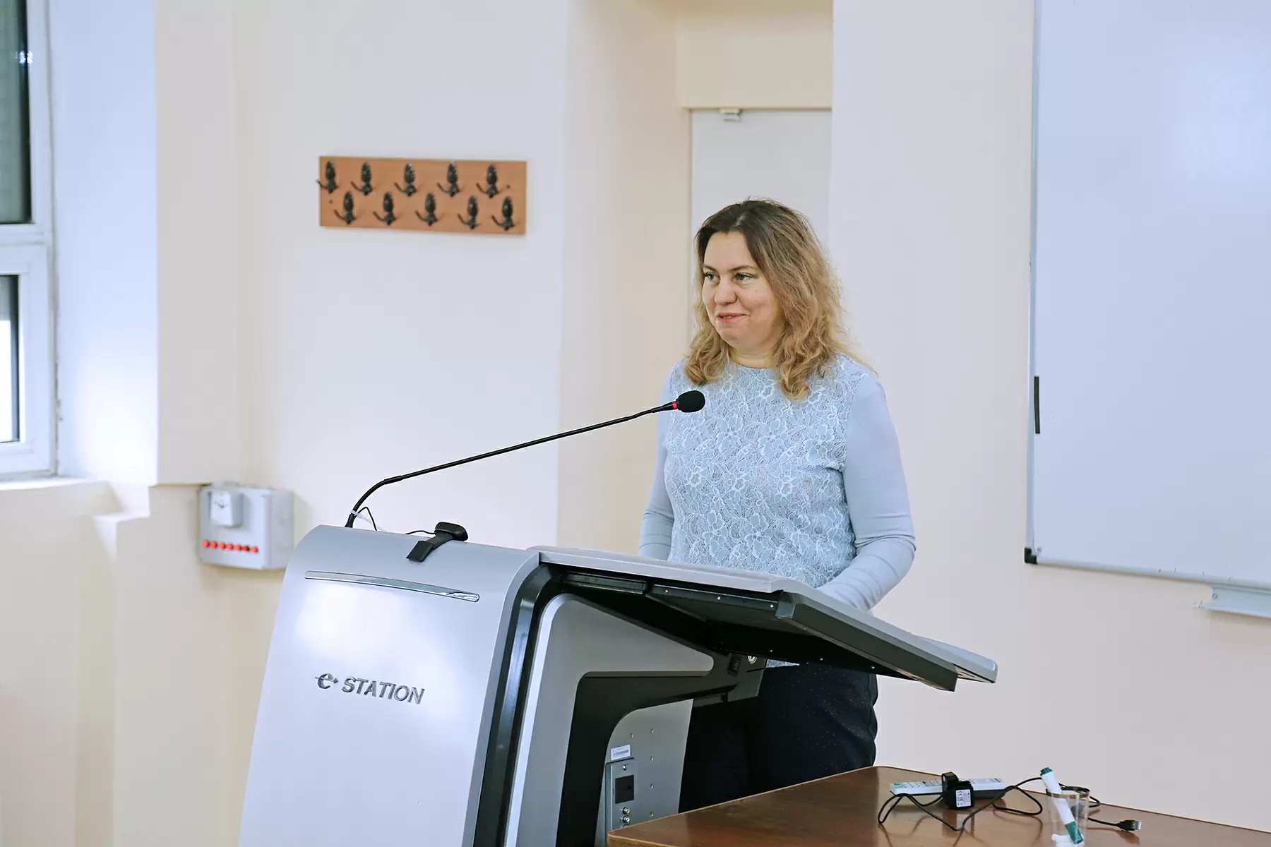 Вы придете на предприятие и будете переучивать сотрудников, — известные российские учёные-экономисты Юлия Вертакова и Владимир Плотников выступили с лекцией во ВГУЭС