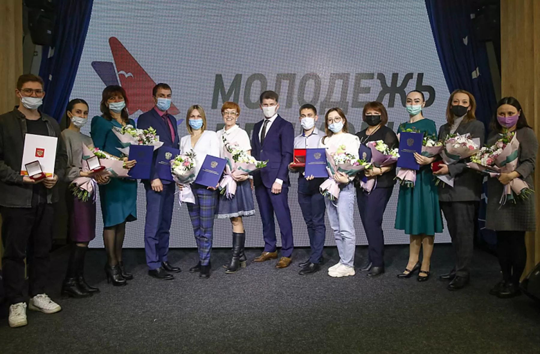 «Доброволец Приморского края»: губернатор наградил самых самоотверженных волонтеров ВГУЭС