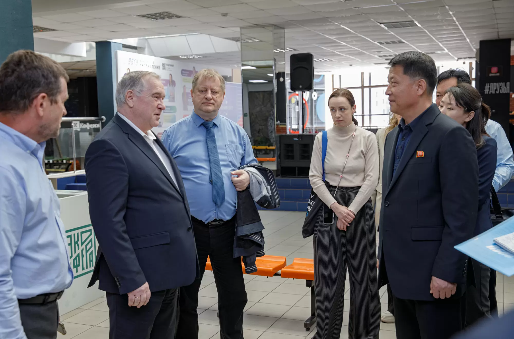 ВВГУ провел экскурсию по университету для делегации из КНДР