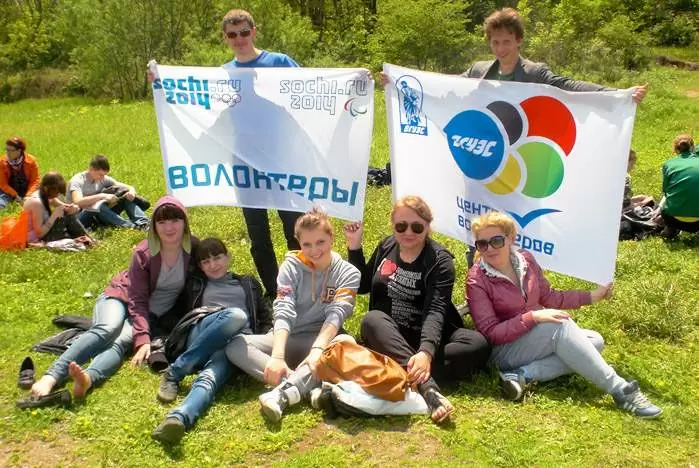 Прибрежный субботник волонтеров ВГУЭС прошел на о. Русский