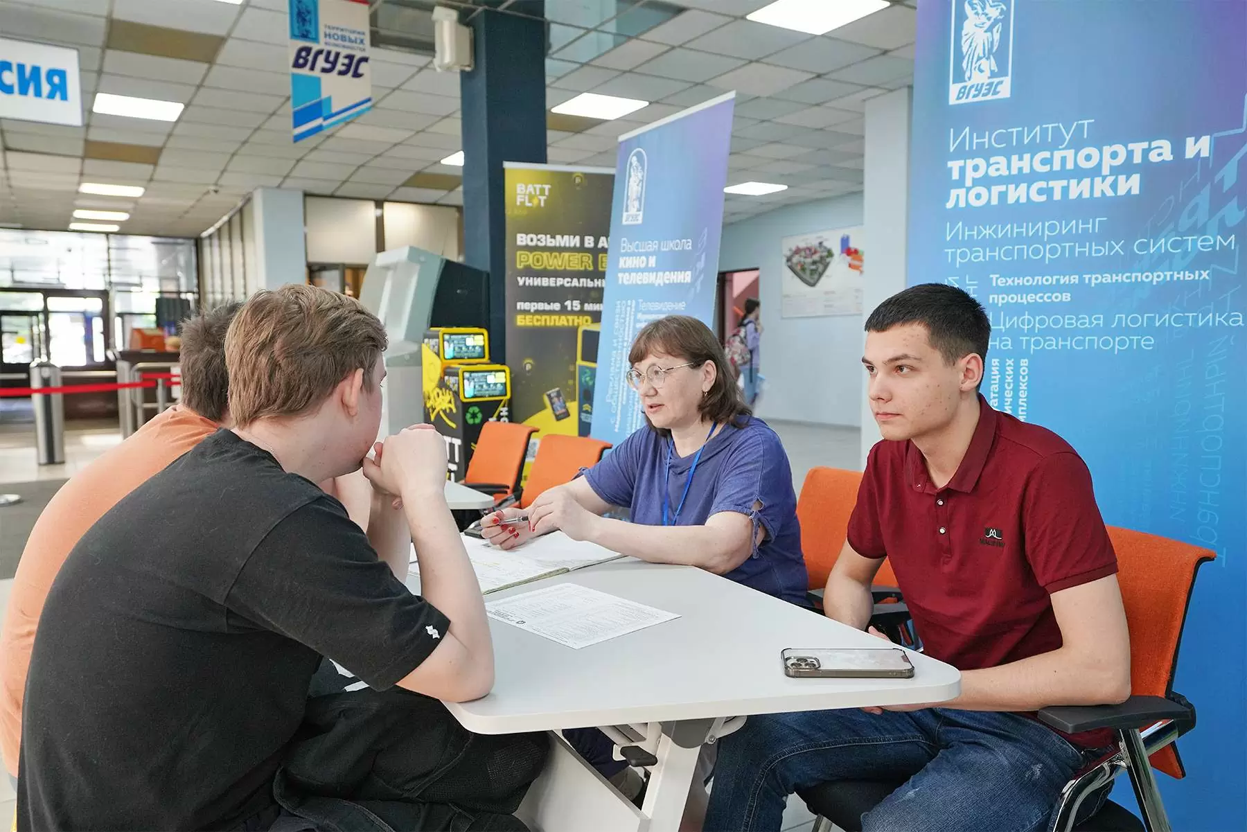 Поступи во ВГУЭС: как прошел первый день работы приемной кампании