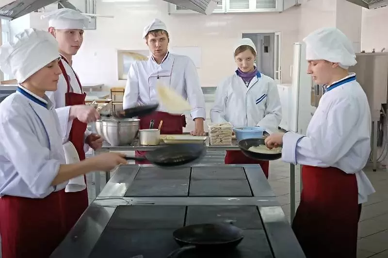 Мастерство выпекания блинов студенты-технологи Колледжа сервиса и дизайна ВГУЭС продемонстрировали на «блин-классе»