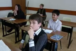 Родители школьников погрузились в образовательный процесс вместе со своими детьми во время проведения открытых уроков в Школе-интернате
