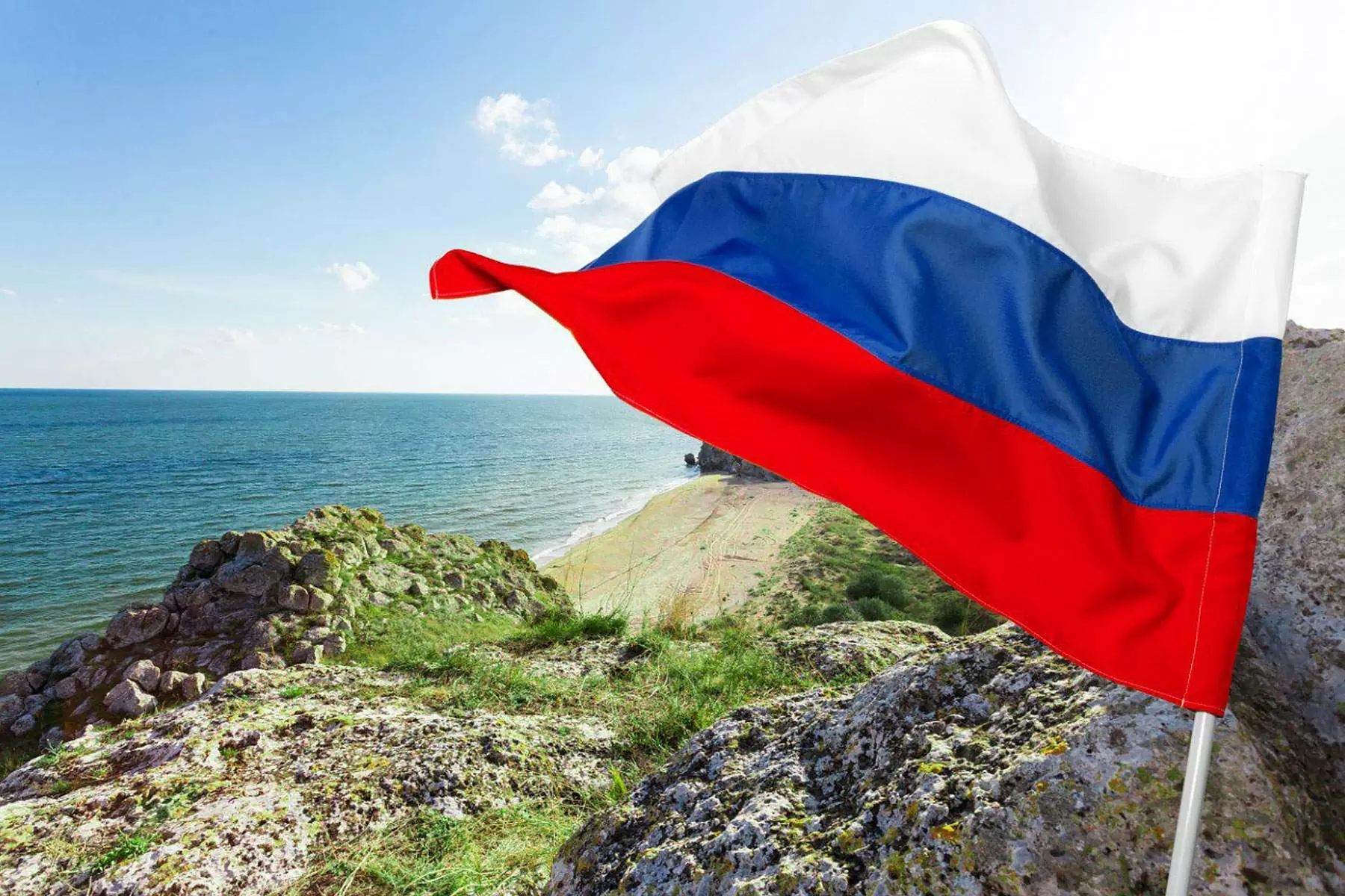 Ректор ВВГУ Татьяна Терентьева поздравляет коллектив с Днём Государственного флага России