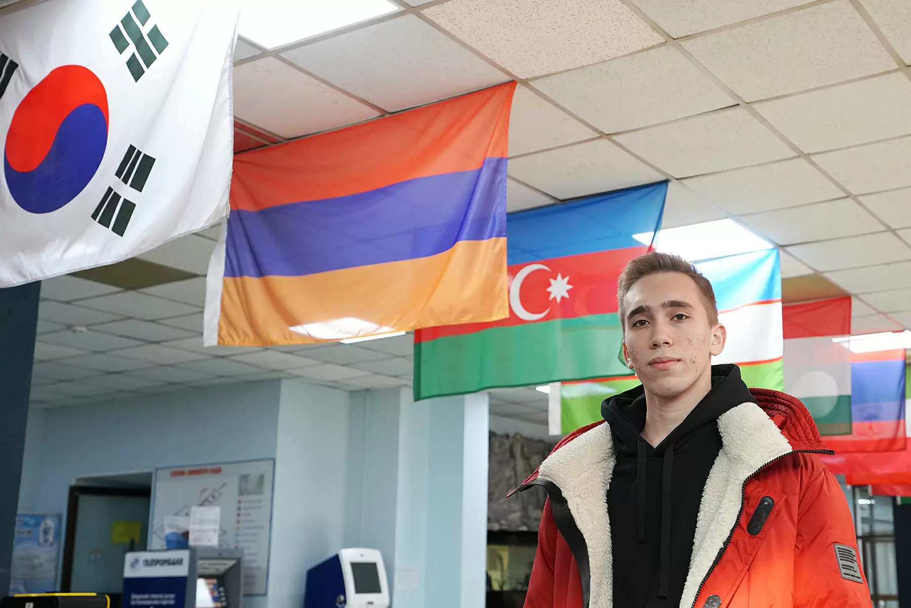 Флаги субъектов России и стран, студенты которых учатся в ВВГУ, украсили «Зимний сад» университета