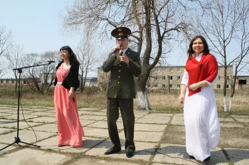 «Кто сказал, что надо бросить песни о войне? После боя сердце просит музыки вдвойне!»