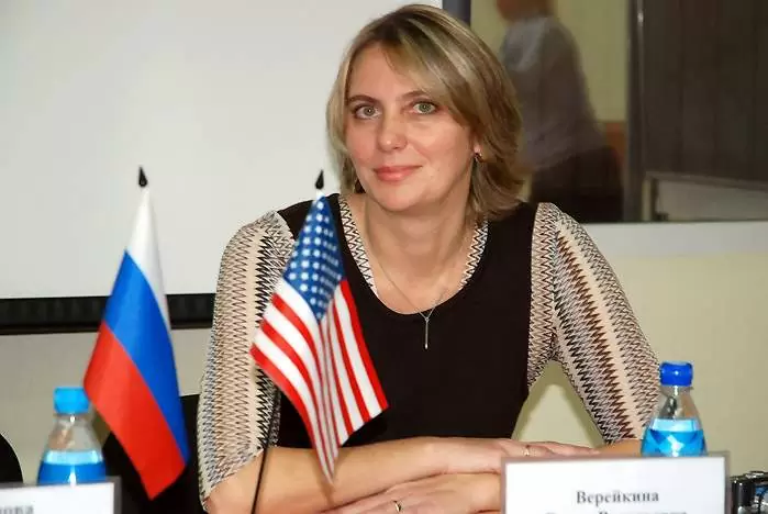 Руководитель отдела образования, культуры и печати Генконсульства США во Владивостоке Сильвия Этян пригласила студентов ВГУЭС на языковые стажировки в США