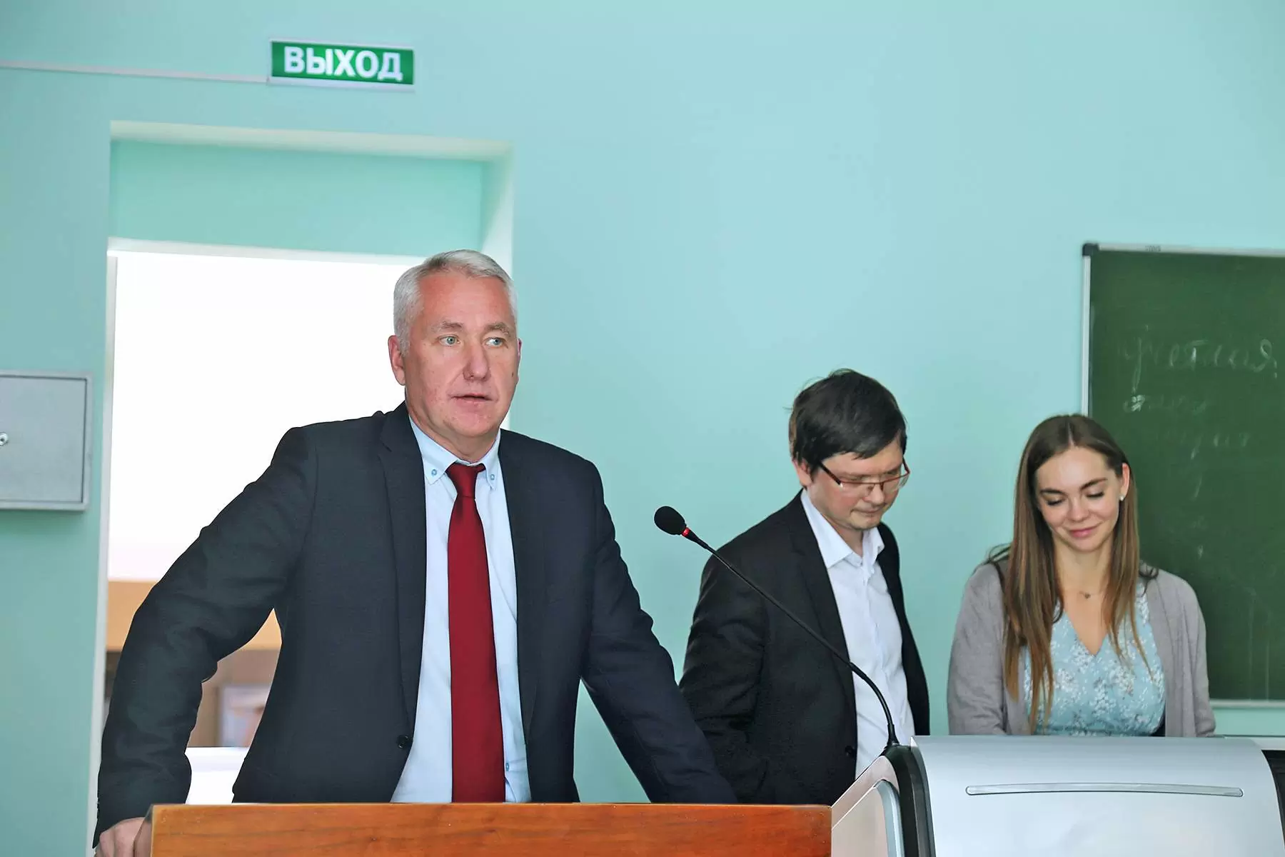 Начальник Главного управления Министерства юстиции РФ по Приморскому краю Виктор Храбров начал учебный курс «Юридическая клиника» для третьекурсников Института права ВГУЭС