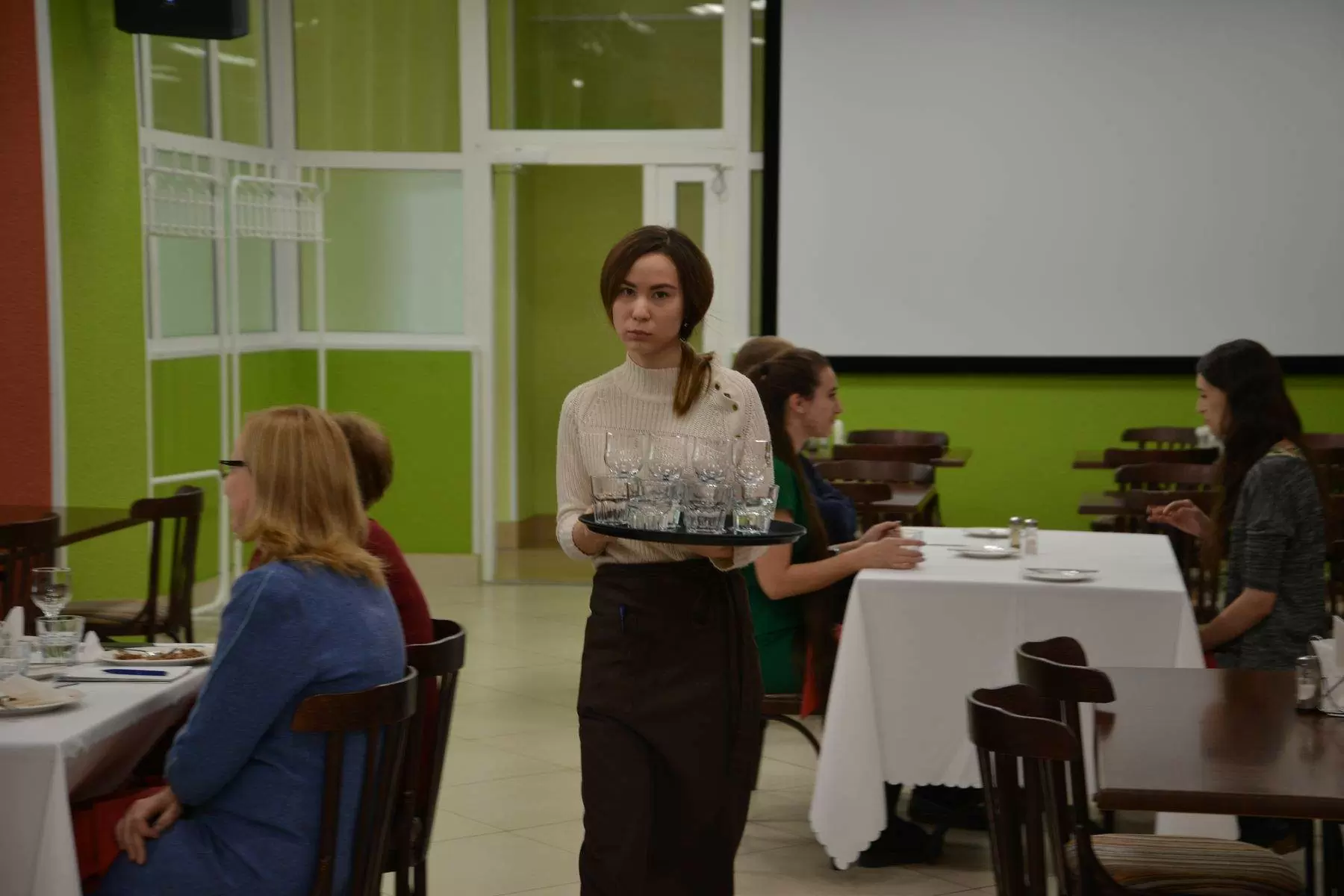 В учебном ресторане ВГУЭС не только вкусно кормят, но и сдают экзамены