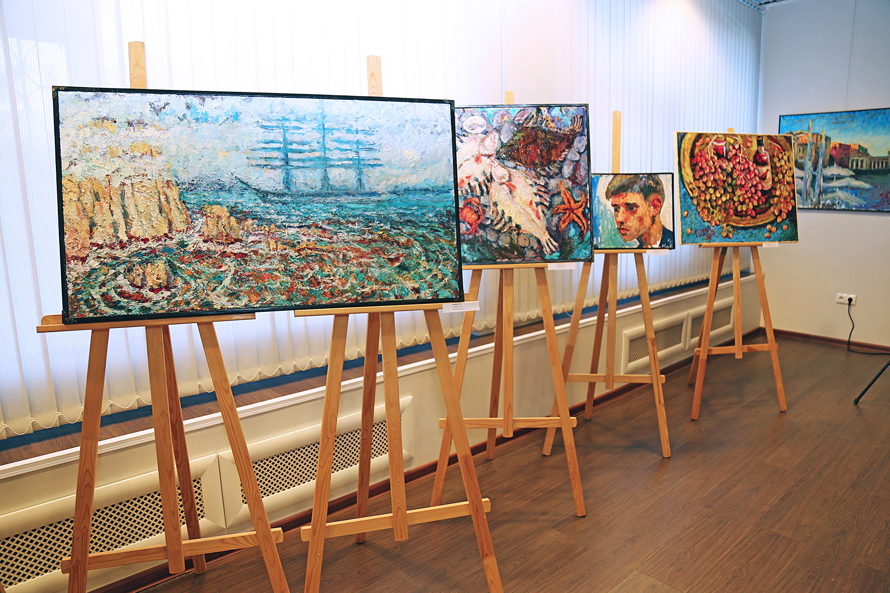 «Цвет и форма» – синтез живописи и керамики в Музее ВГУЭС