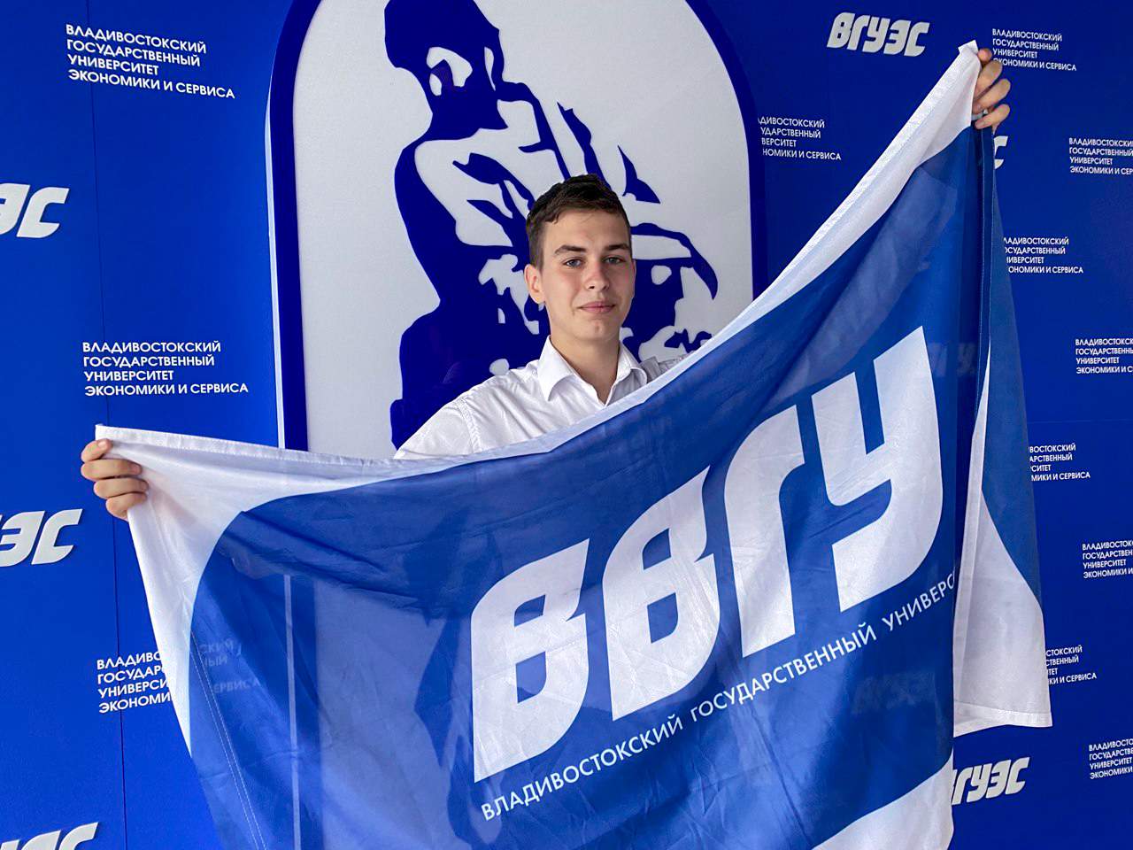 В ВВГУ рождается новая традиция – церемония поднятия флага