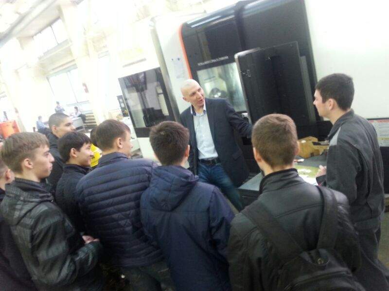 Экскурсия студентов КСД ВГУЭС на ПАО «Завод «Варяг»