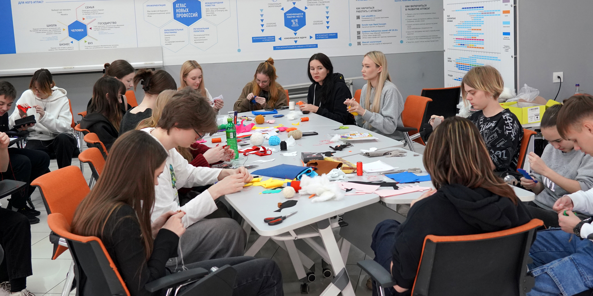 Студенты и сотрудники ВВГУ изготовили игрушки-обереги для бойцов СВО