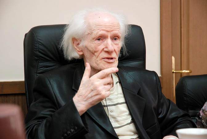 Накануне Дня Победы студенты встретились с фронтовиком.