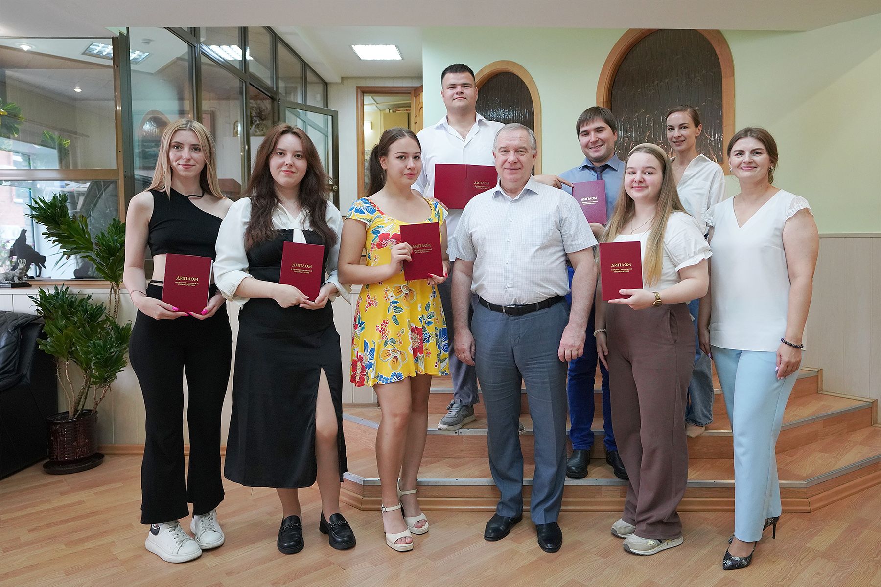 Вручены дипломы выпускникам программы профессиональной переподготовки «Специалист гостинично-развлекательной индустрии»