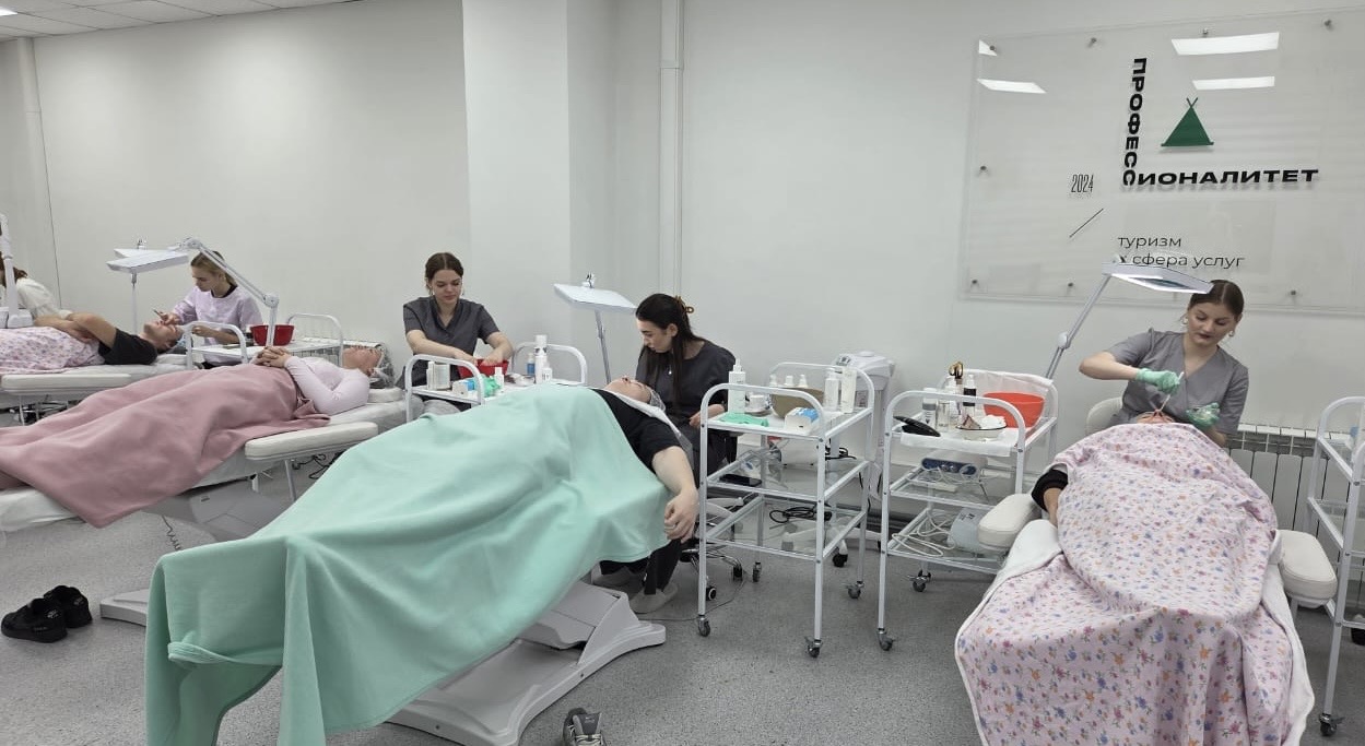 Студенты-косметологи ВВГУ прошли практику по массажу и уходовым процедурам