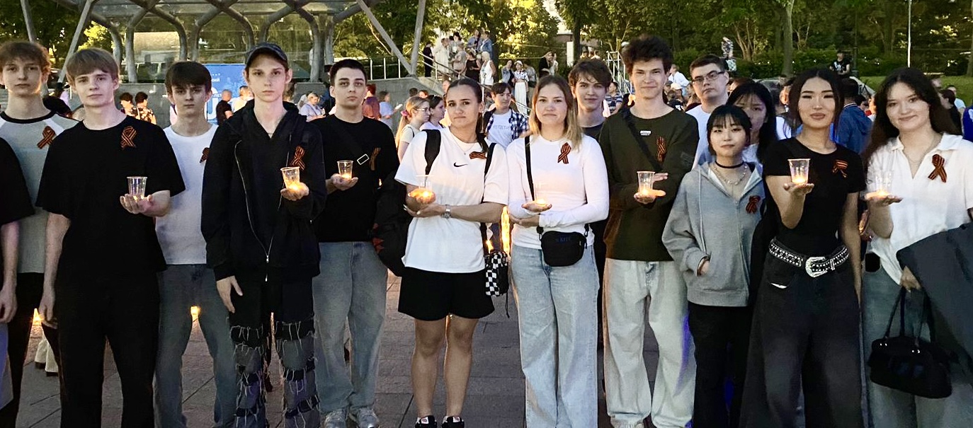 Десять тысяч свечей в память о героях-приморцах: студенты ВВГУ приняли участие в акции «Огненная картина войны»