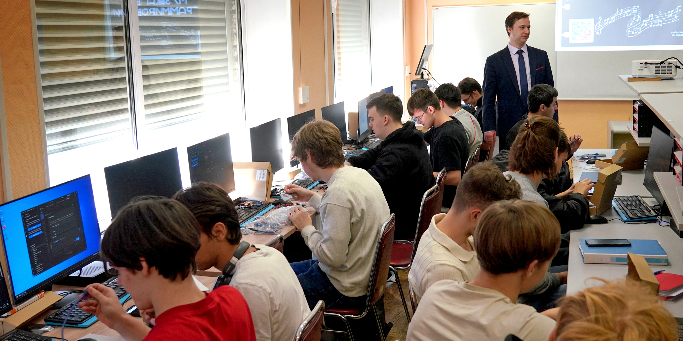 «Аквароботех – 2025»: студенты ВВГУ интегрируют искусство в IT