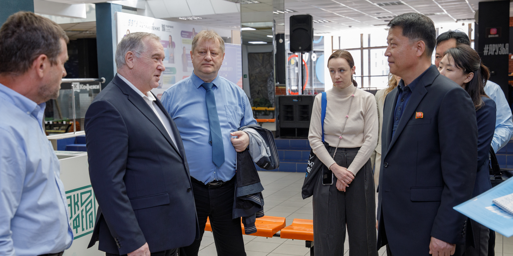 ВВГУ провел экскурсию по университету для делегации из КНДР