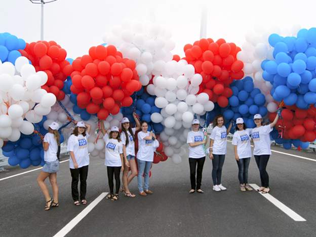Волонтеры ВГУЭС на торжественной церемонии открытия моста через бухту Золотой Рог