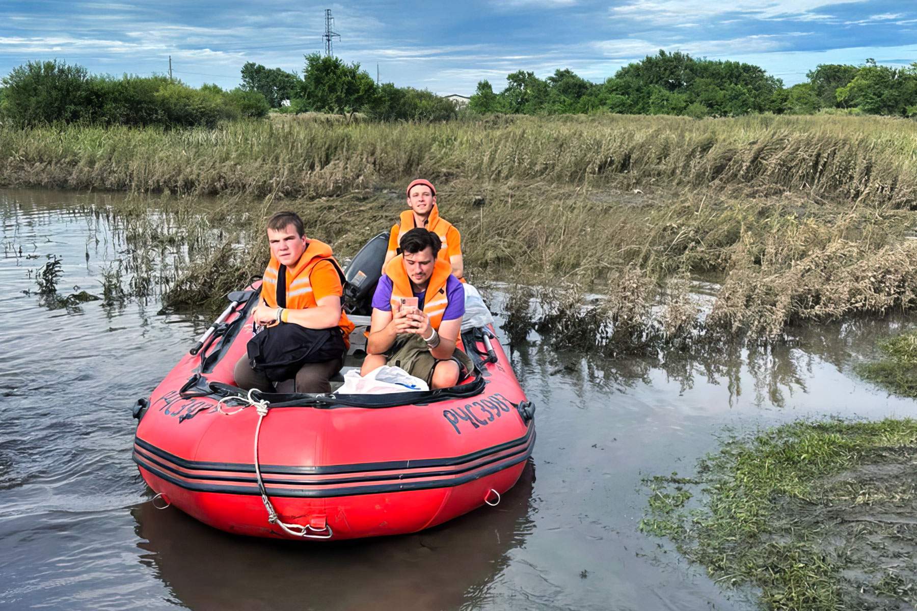 Студенты ВВГУ участвуют в ликвидации последствий наводнения в Приморье