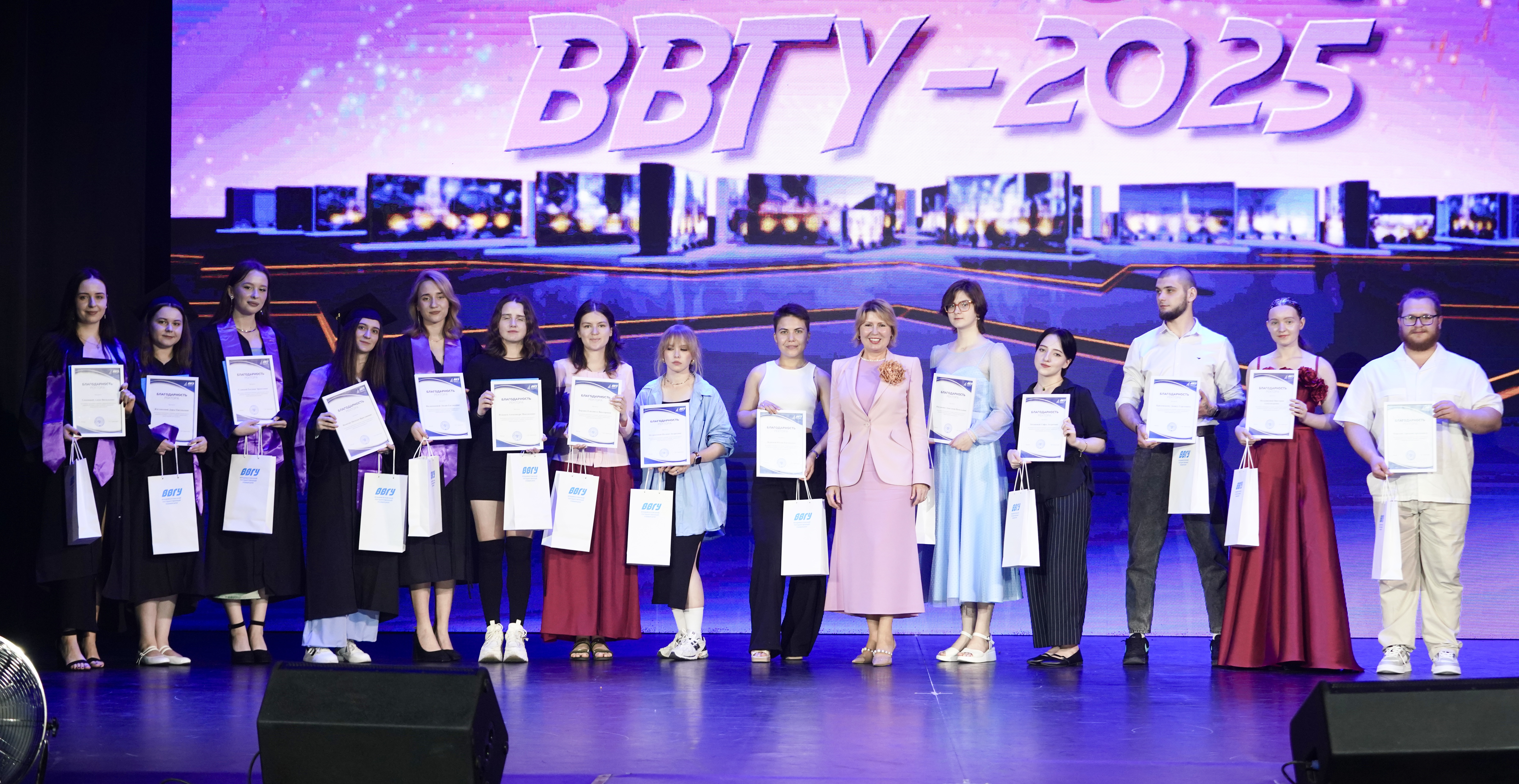 Ректор ВВГУ поздравила выпускников колледжей: «Наши двери для вас всегда открыты»