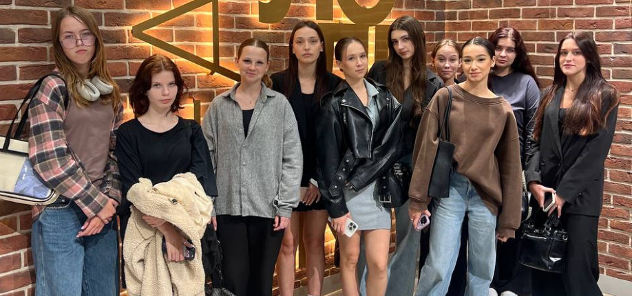 Студенты группы СО-ПНК-24 почтили память героев на спектакле «Сын полка»