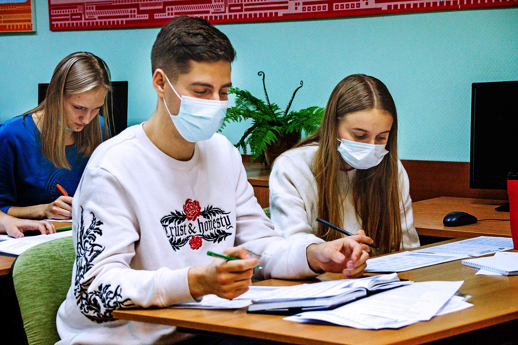 Осознанный выбор профессии: участники краевой профориентационной акции прошли обучение в центре «Абитуриент» ВГУЭС