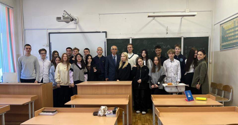 Представители Института права ВВГУ продолжает традиционные встречи со старшеклассниками