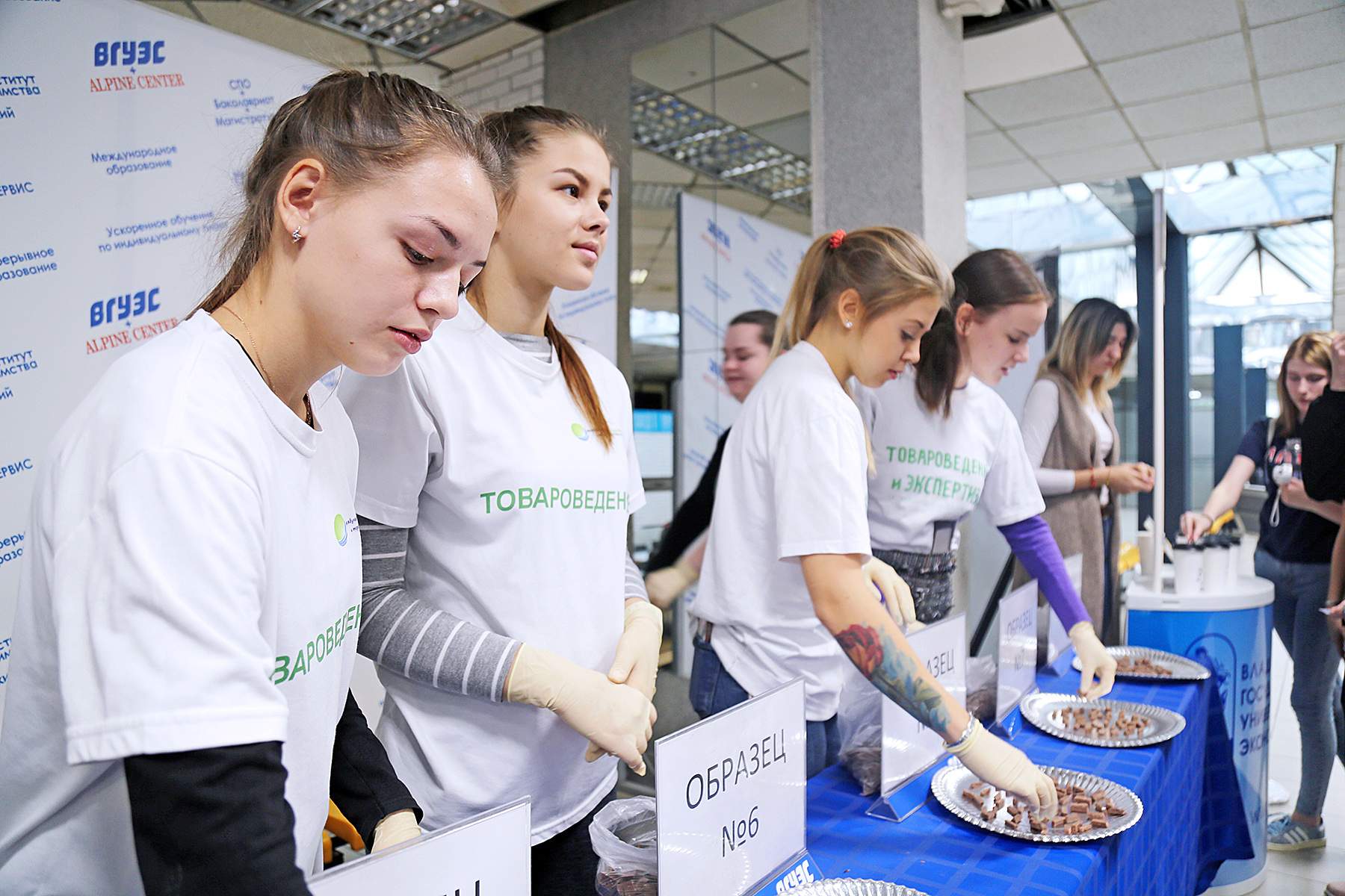 Студенты-товароведы ВГУЭС оценили качество шоколада известных брендов