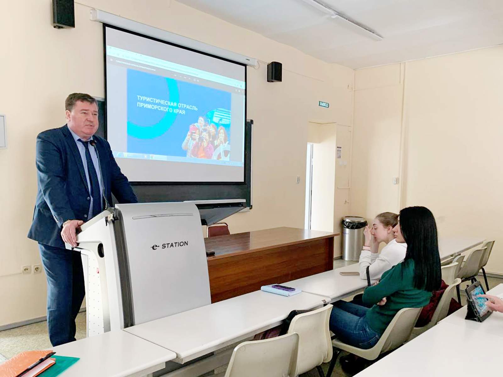 Студенты Международного института туризма и гостеприимства ВГУЭС обсудили развитие отрасли с руководителем агентства по туризму Приморского края Владимиром Щуром