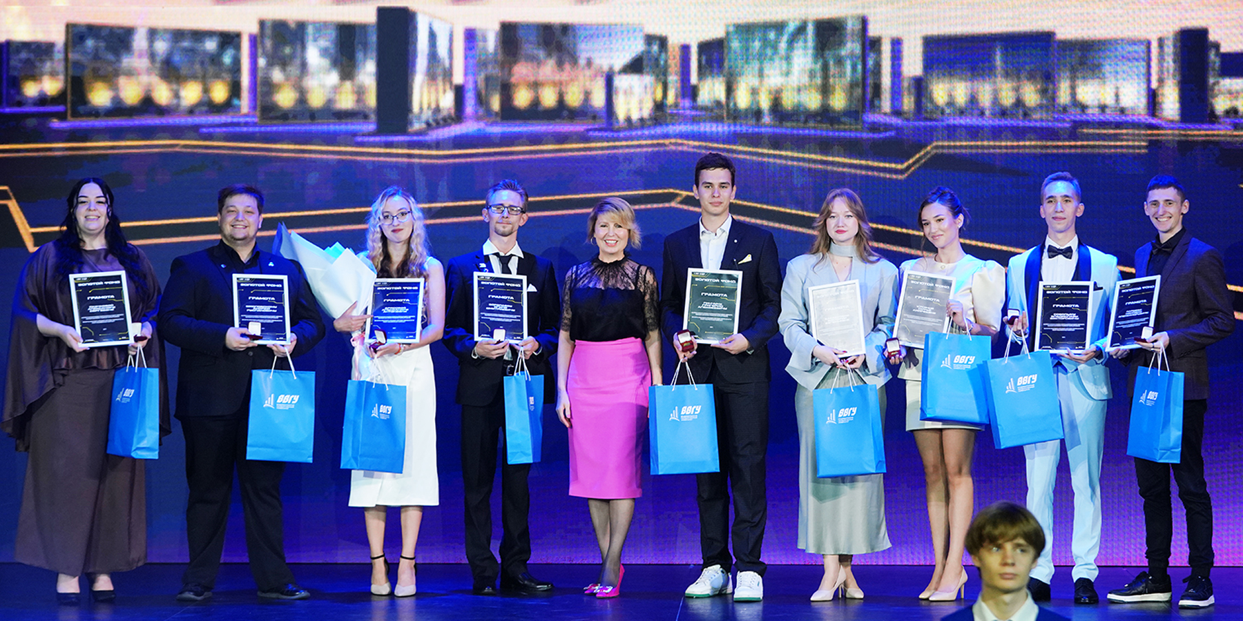 ВВГУ вручил дипломы о высшем образовании 934 молодым специалистам 