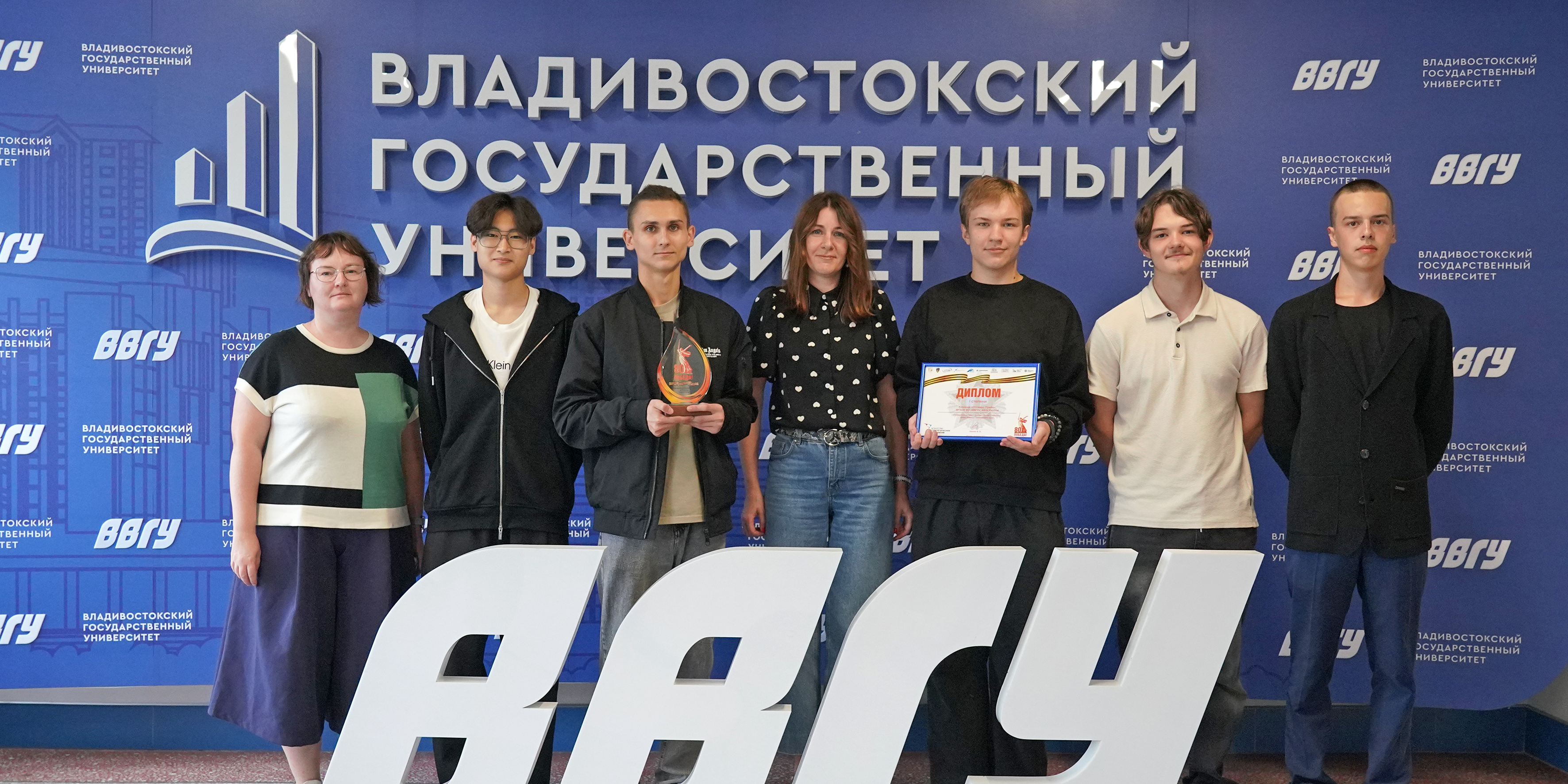 Студенты ВВГУ стали победителями международного квиз-турнира к 80-летию Великой Победы