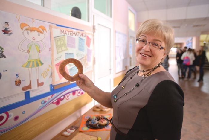 Учащиеся Академического колледжа ВГУЭС готовились к этому празднику заблаговременно. Изучали историю числа «Пи»,выпускали газеты и презентации, оформляли альбом «День рождения числа «Пи» и даже пекли пироги, чтобы достойно отметить этот праздник