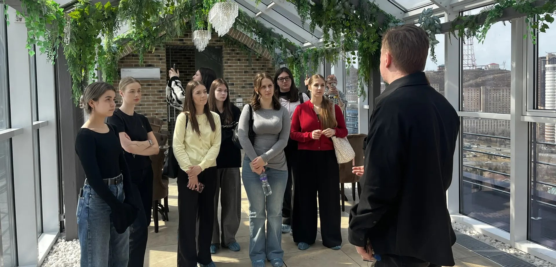 Студентов ВВГУ знакомят с принципами работы гостинично-ресторанного бизнеса Приморья