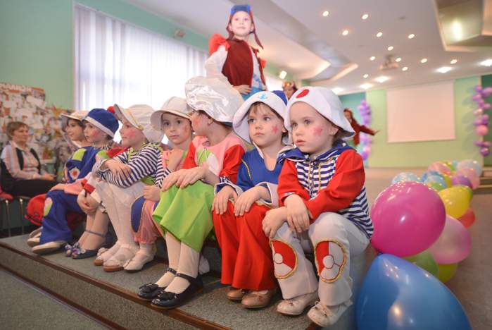 Юные модели театра моды ВГУЭС «Пигмалион»  поздравили своих мам и бабушек с 8 Марта