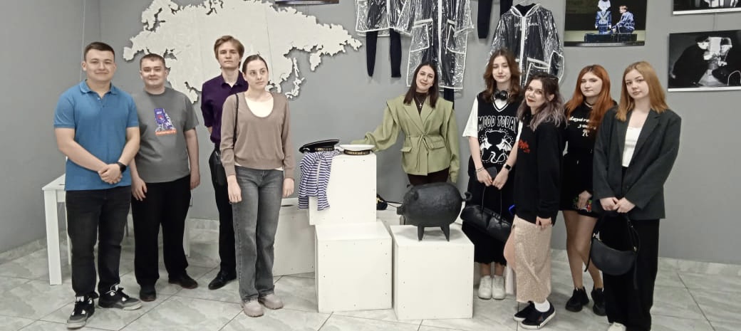 «Вечно живые»: студенты ВВГУ посетили спектакль в память о героях Великой Отечественной войны