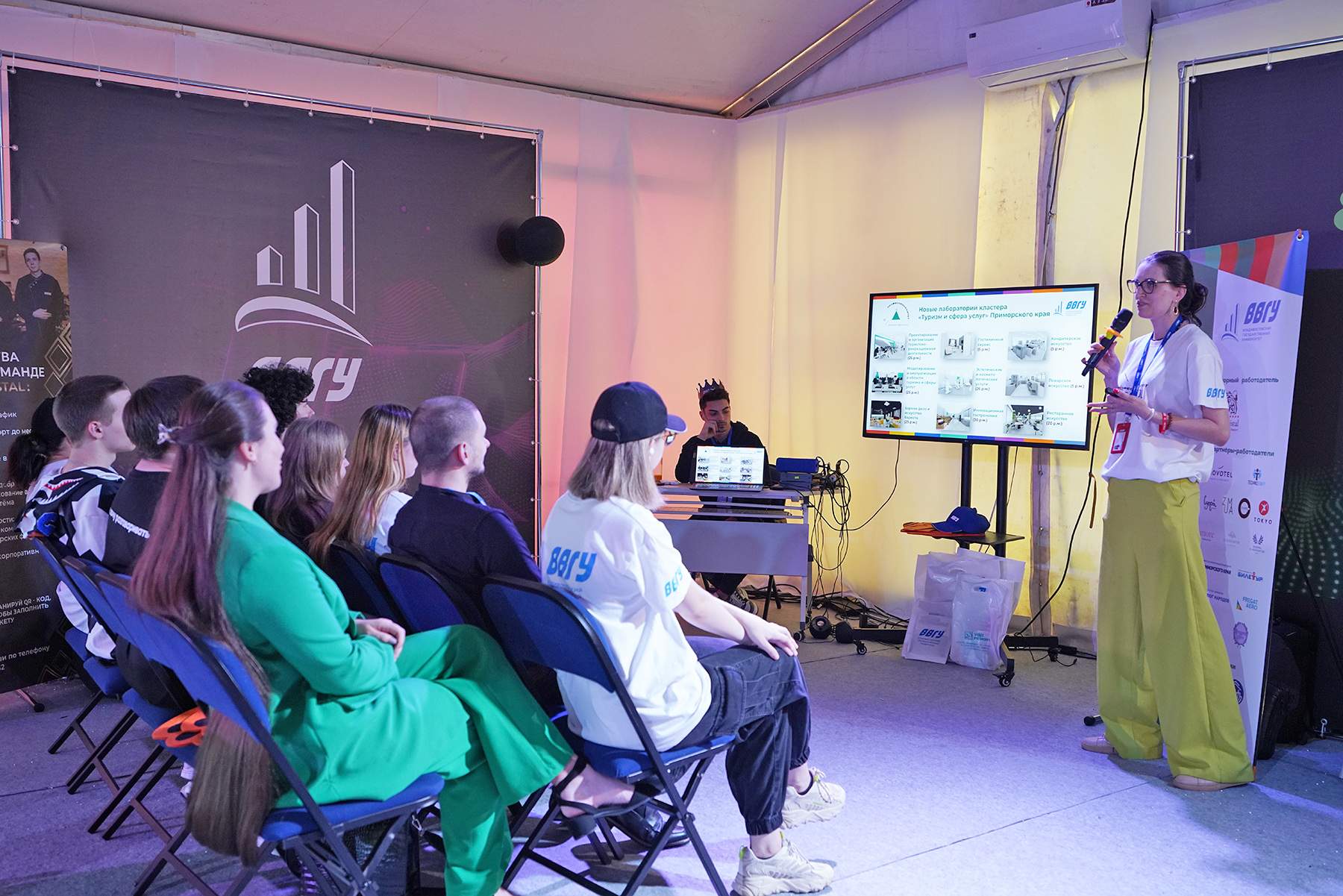 ВВГУ представил специальности кластера «Туризм и сфера услуг» на неделе Молодежной столицы