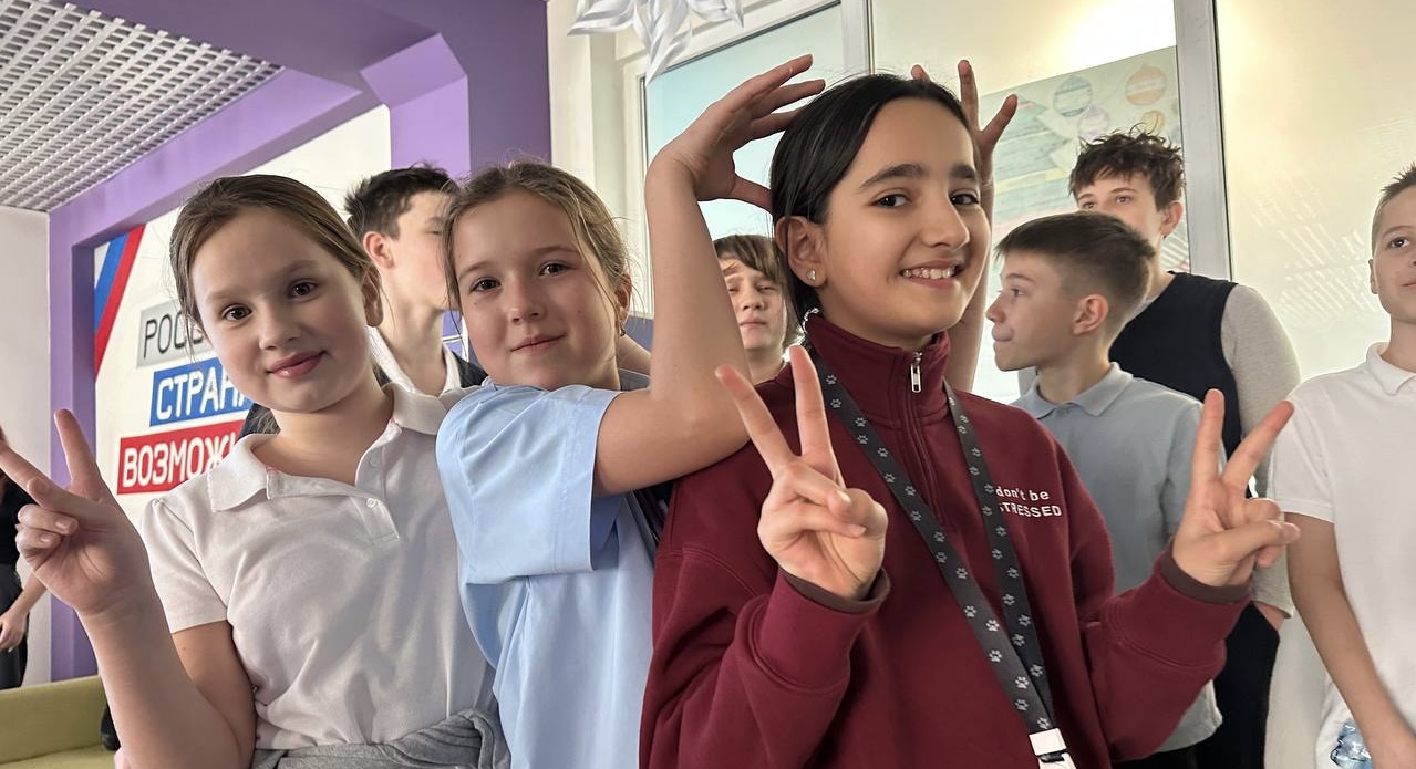 Студенты ВВГУ организовали новогоднее путешествие для школьников Владивостока