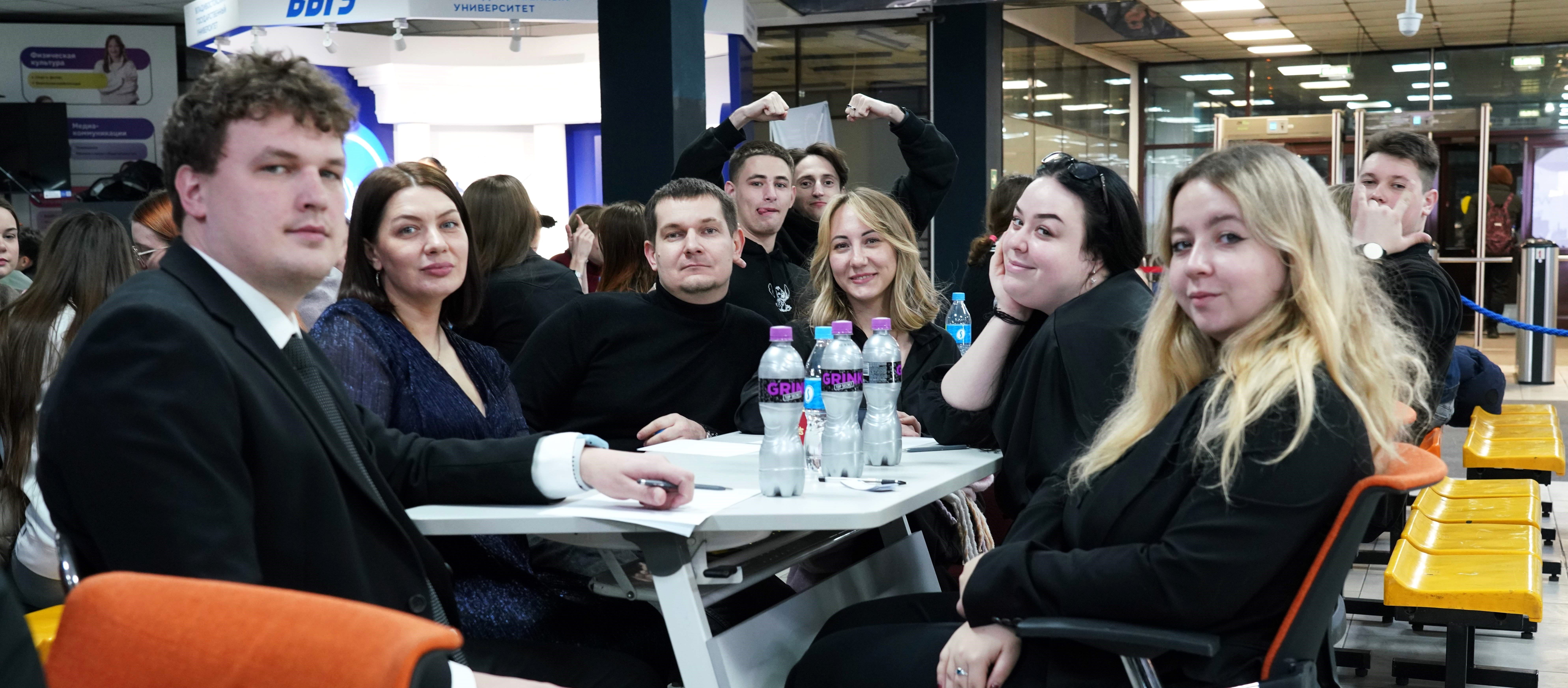 Десять лет битвы умов: в ВВГУ разыграли юбилейный Кубок ректора по «Что? Где? Когда?»