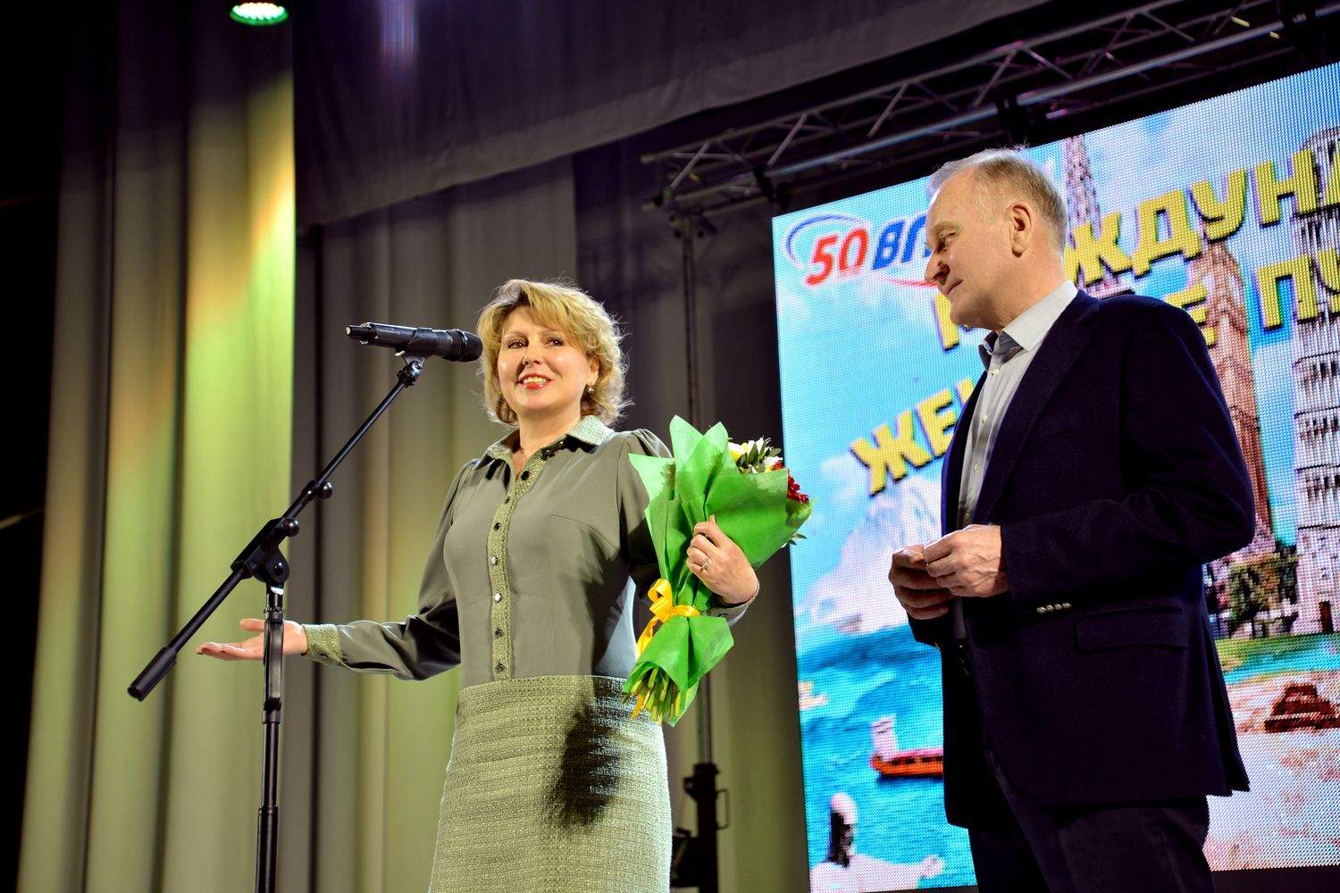 ВГУЭС поздравил прекрасных дам праздничным концертом