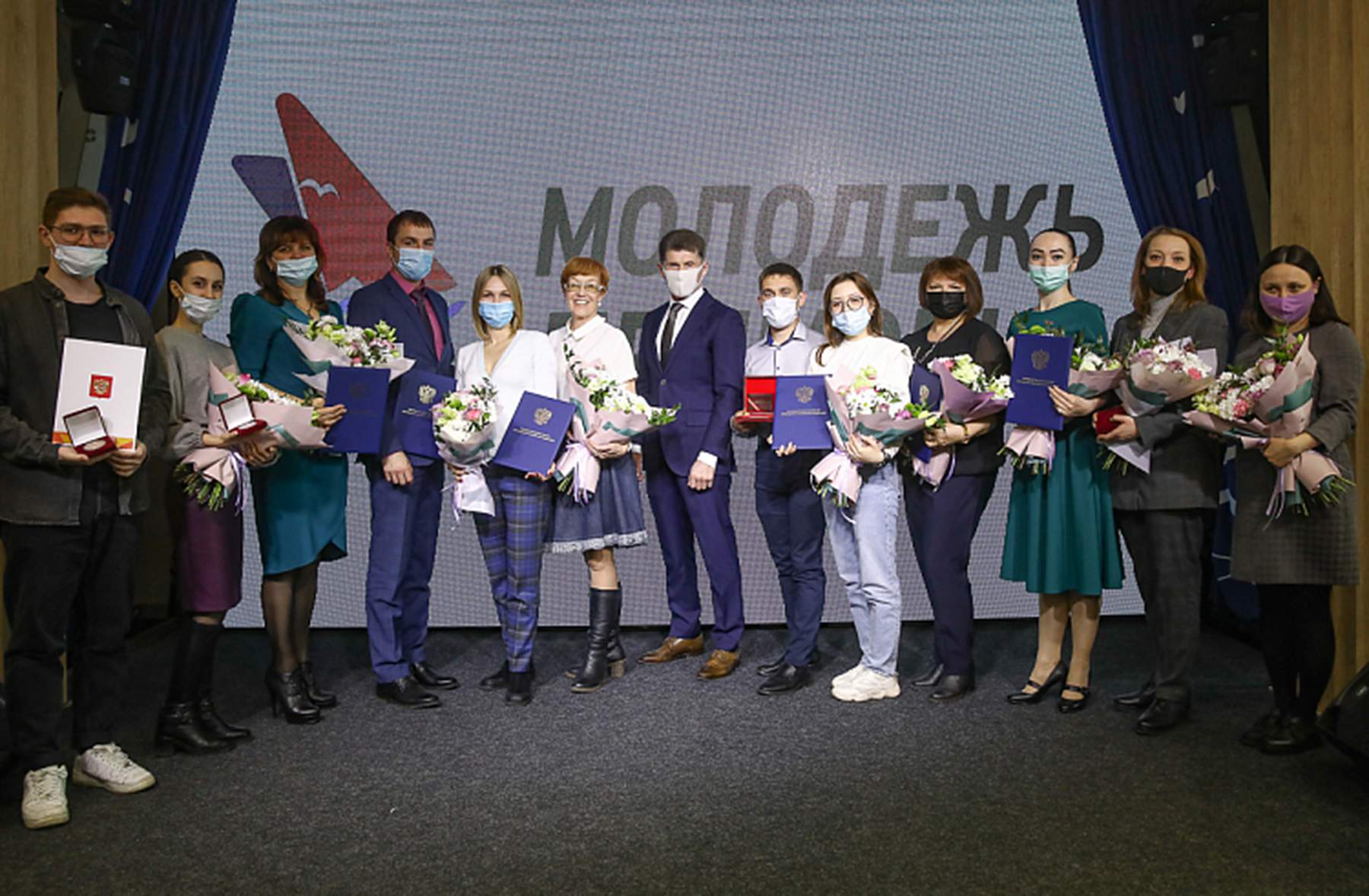 «Доброволец Приморского края»: губернатор наградил самых самоотверженных волонтеров ВГУЭС