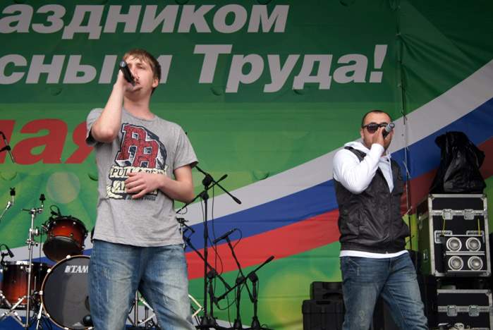 Творческие коллективы и волонтеры ВГУЭС поздравили горожан с Первомаем