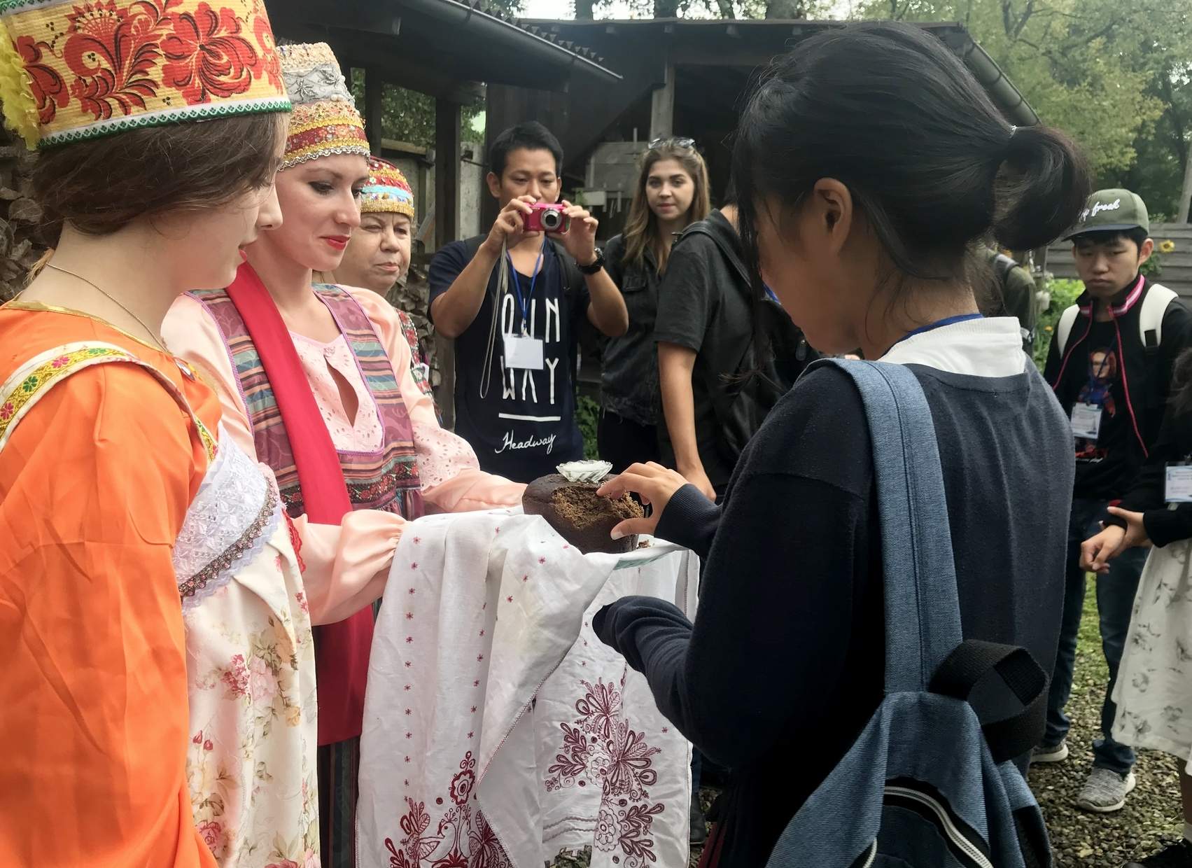 Интенсивным «русским», борщом и кокошниками встретил ВГУЭС японских студентов