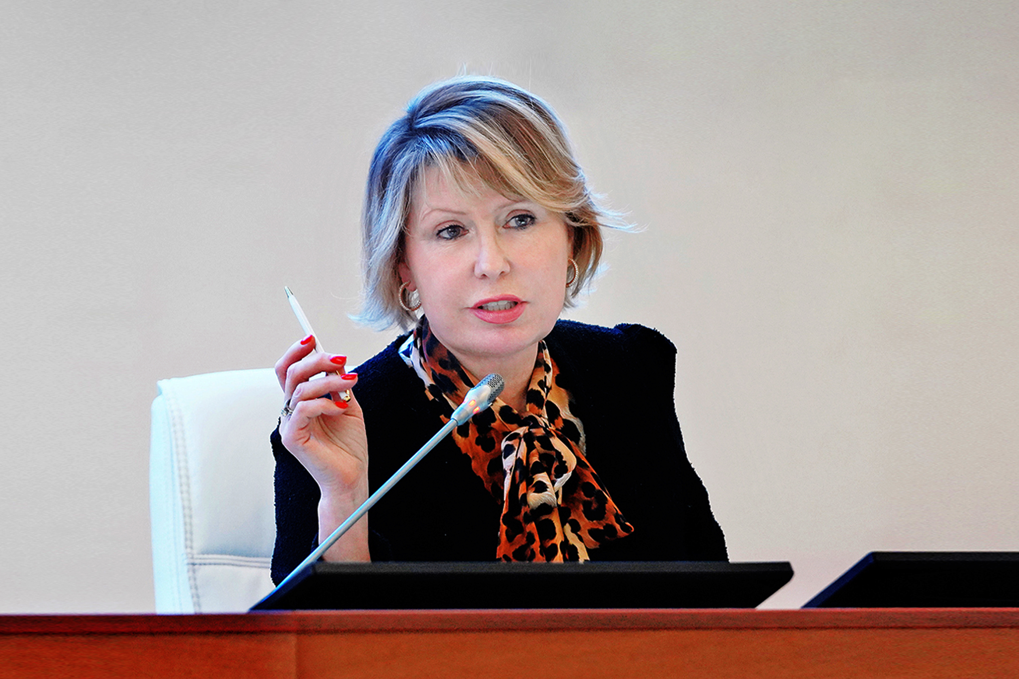 Поздравление ректора ВВГУ Татьяны Терентьевой с Днем Конституции