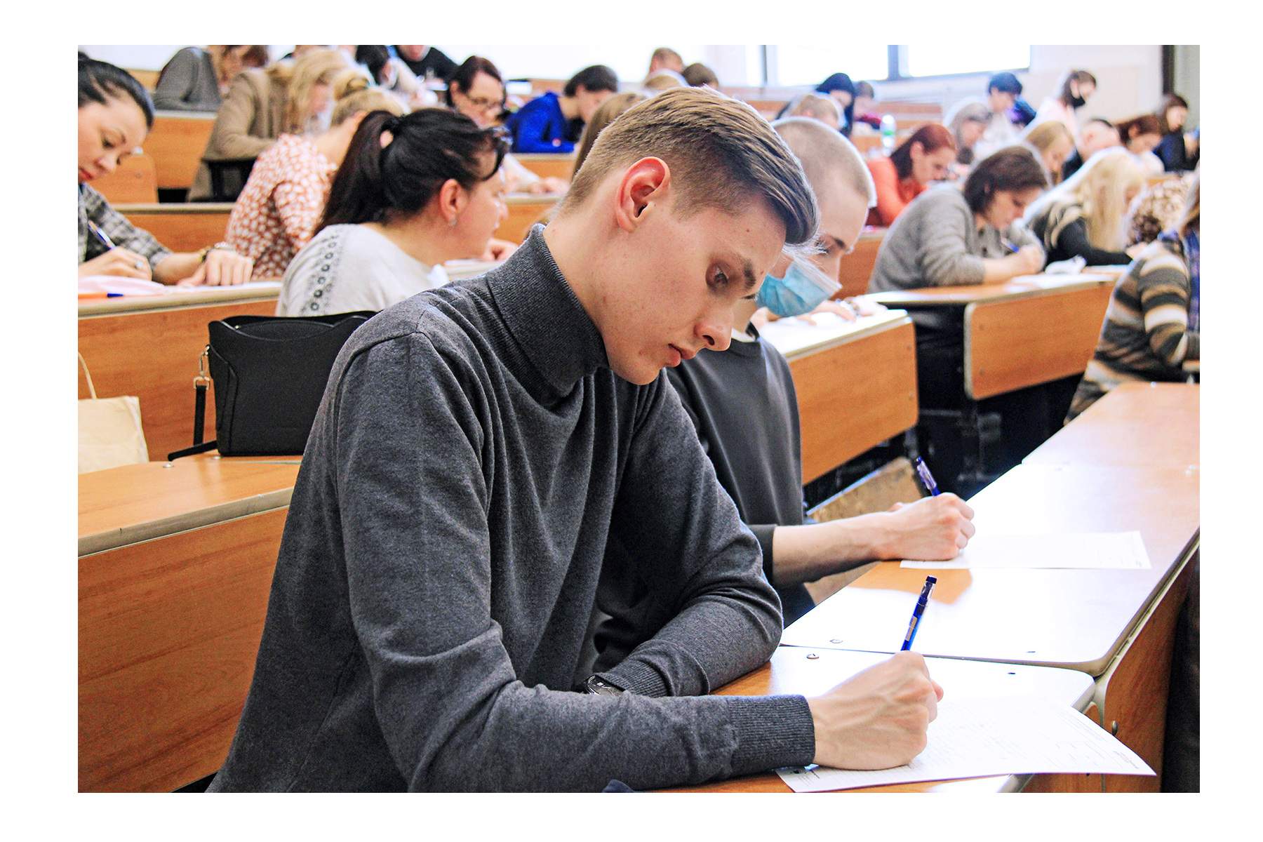 Акция «Тотальный диктант» состоялась во ВГУЭС: жители Владивостока написали текст «Море» Дмитрия Глуховского