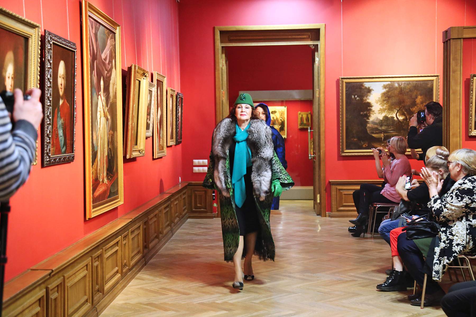 «Серебряная рапсодия»: ВГУЭС провел модный показ в картинной галерее