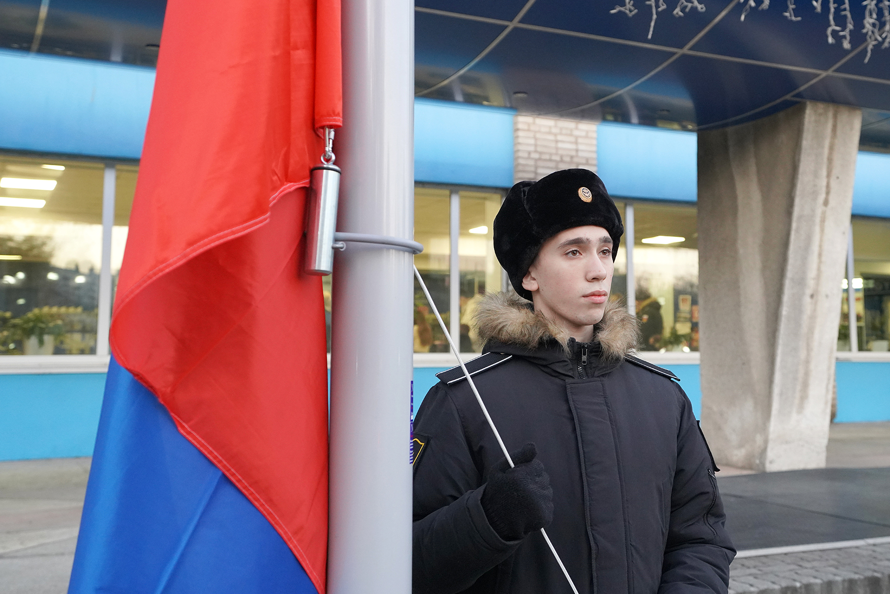 Чтя традиции: второй год исполняется церемонии поднятия флагов в ВВГУ