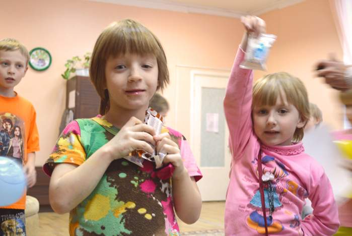 От теории к практике: студенты ВГУЭС провели для воспитанников детского дома творческий день