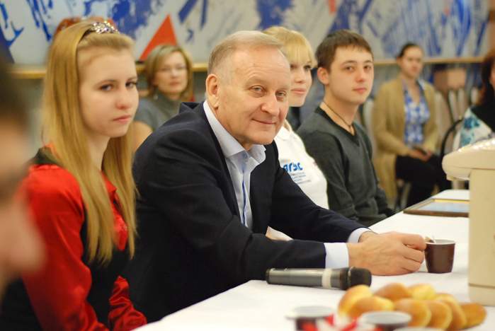 Ректор ВГУЭС Геннадий Лазарев студентам: «Запомните студенческие годы на всю жизнь».